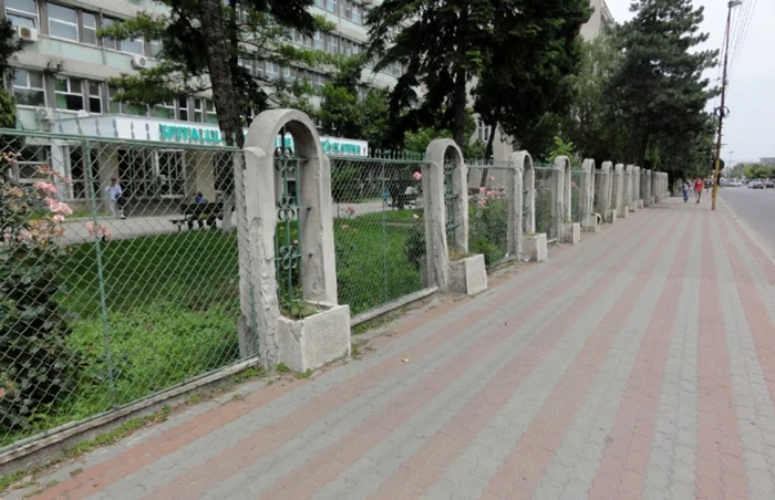 Gardul Spitalului Judeţean Slatina este cel "original" de la inaugurarea din anii '70  (FOTO: Mugurel Manea)