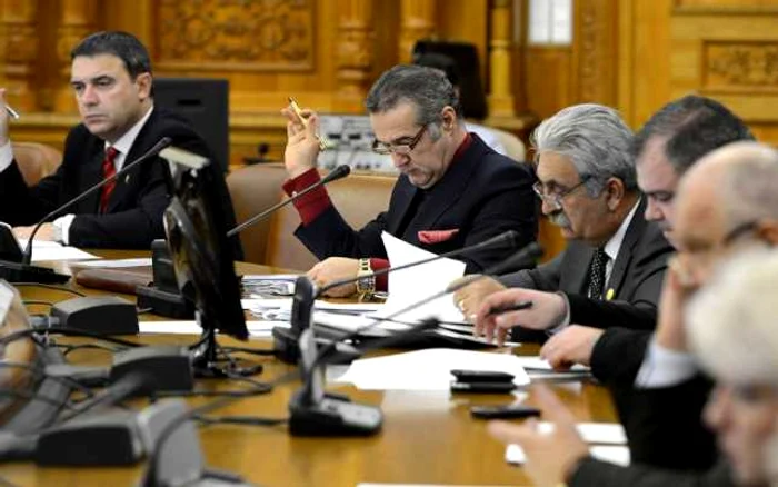 Ioan Cupşa
(stânga), Gigi Becali (centru) şi Vasile Varga (dreapta), membri ai Comisiei
Juridice
din Camera Deputaţilor, vor avea acces la probele trimise de DNA Foto: mediafax