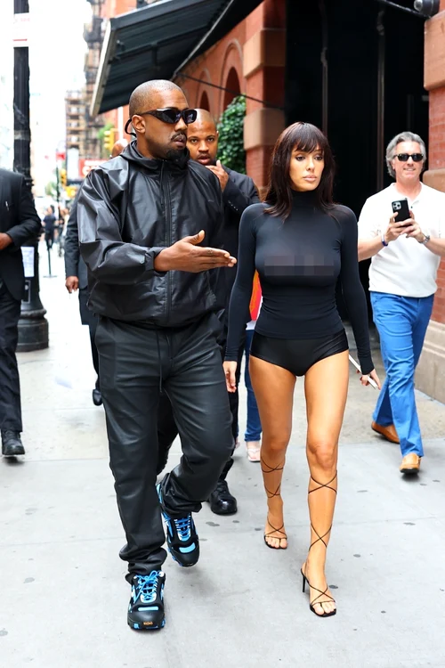 Kanye West iese îmbrăcat până în gât, în timp ce soția lui este aproape goală (Foto: Profimedia)