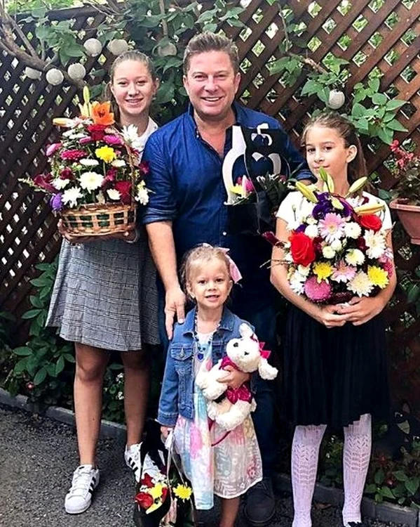 Pavel Bartoş, alături de cele trei fiice: Eva, Rita şi mezina Sofiafoto: arhiva personala