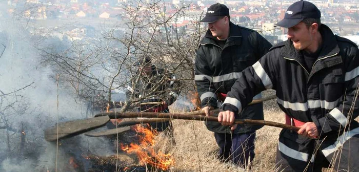 Gospodarii ieşiţi la curăţarea terenurilor lasă focurile nesupravegheate