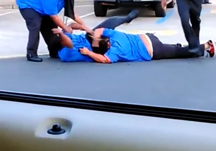 
    Cele două femei au început să se trântească pe jos una peste cealaltăfoto: captură video  