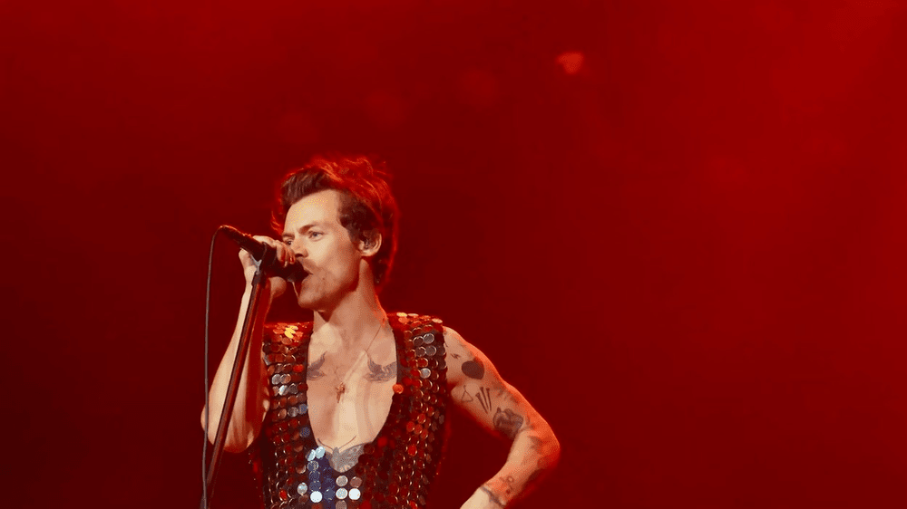 Harry Styles, surprins în timp ce se săruta cu actrița Emily Ratajkowski VIDEO