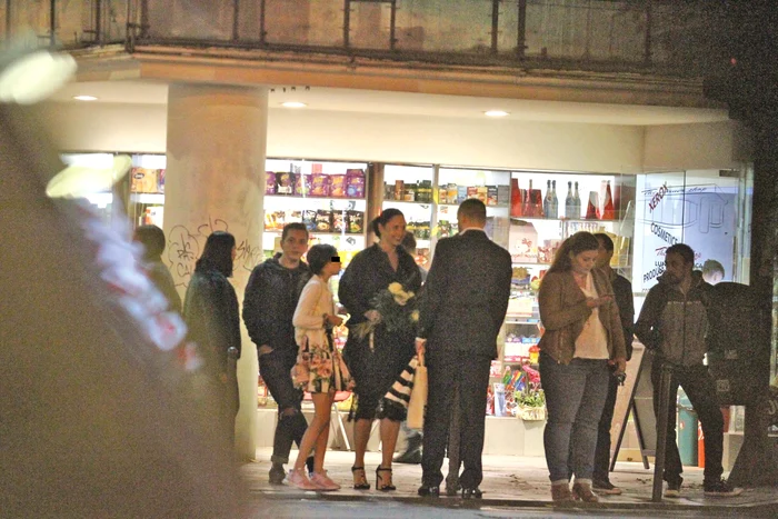 Andreea zâmbeşte,  fericită, în timpul  discuţiei cu iubitul ei