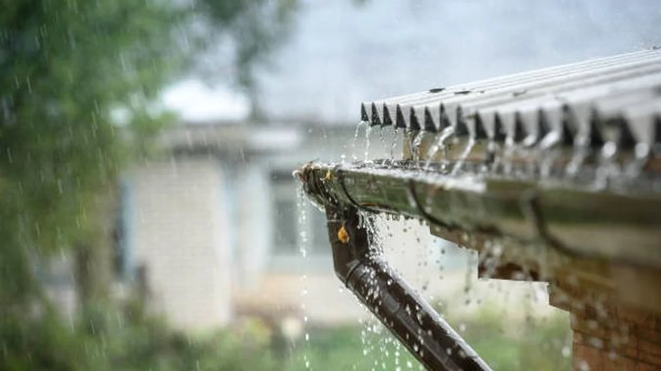 Potrivit legii, apa de ploaie nu trebuie să se scurgă pe proprietatea vecină FOTO agrointel.ro