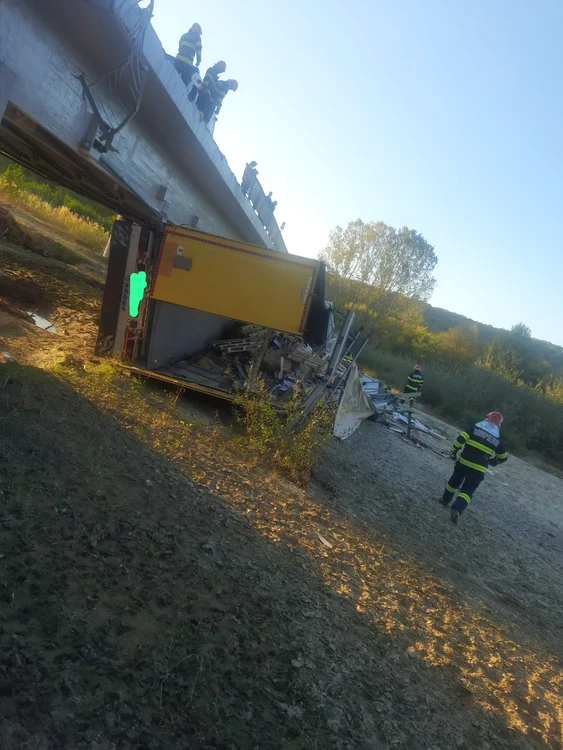 TIR căzut de pe un pod de pe DN7 în râul Topolog în Vâlcea Foto ISU Vâlcea