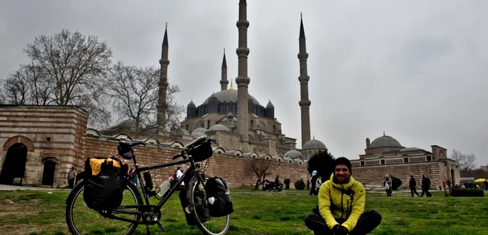 Radu Diaconescu a petrecut cinci luni într-o călătorie cu bicicleta, care a dus la cucerirea unui vârf de 7000 m din Tian-Şan. FOTO: Arhivă personală