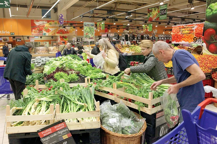 Când cumpără alimente, românii scot din buzunar mai mulţi bani