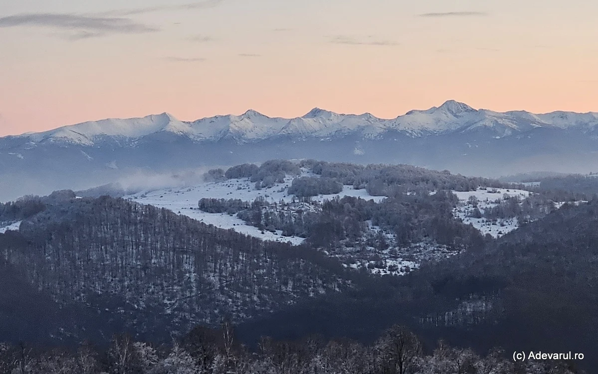 Retezatul, văzut de pe culmile Munților Poiana Ruscă. Foto: Daniel Guță ADEVĂRUL