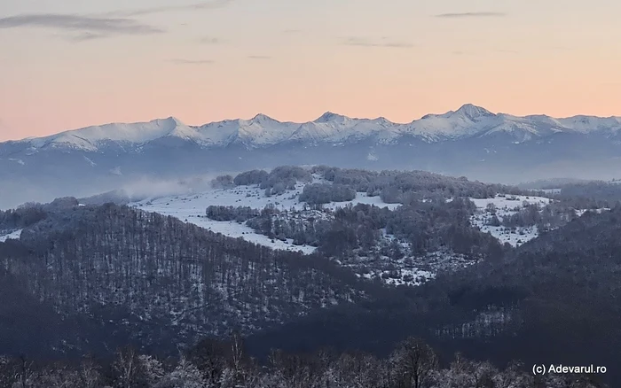 Retezatul, văzut de pe culmile Munților Poiana Ruscă. Foto: Daniel Guță ADEVĂRUL