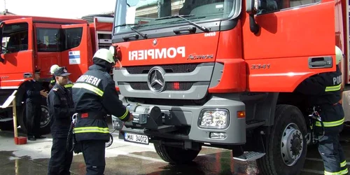 Autospecialele aduse pompierilor militari au fost „inspectate” de preşedintele Consiliului Judeţean 