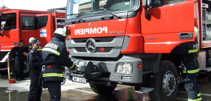 Autospecialele aduse pompierilor militari au fost „inspectate” de preşedintele Consiliului Judeţean