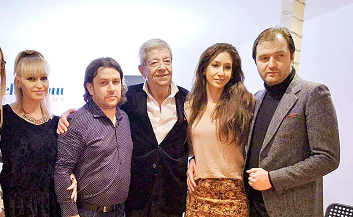 Dichi, alături de fosta soţie,Simona, de fiica lor şi de ginere (dreapta)