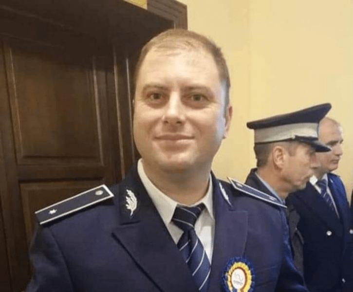 Apel pentru salvarea polițistului implicat într-un accident pe contrasens 