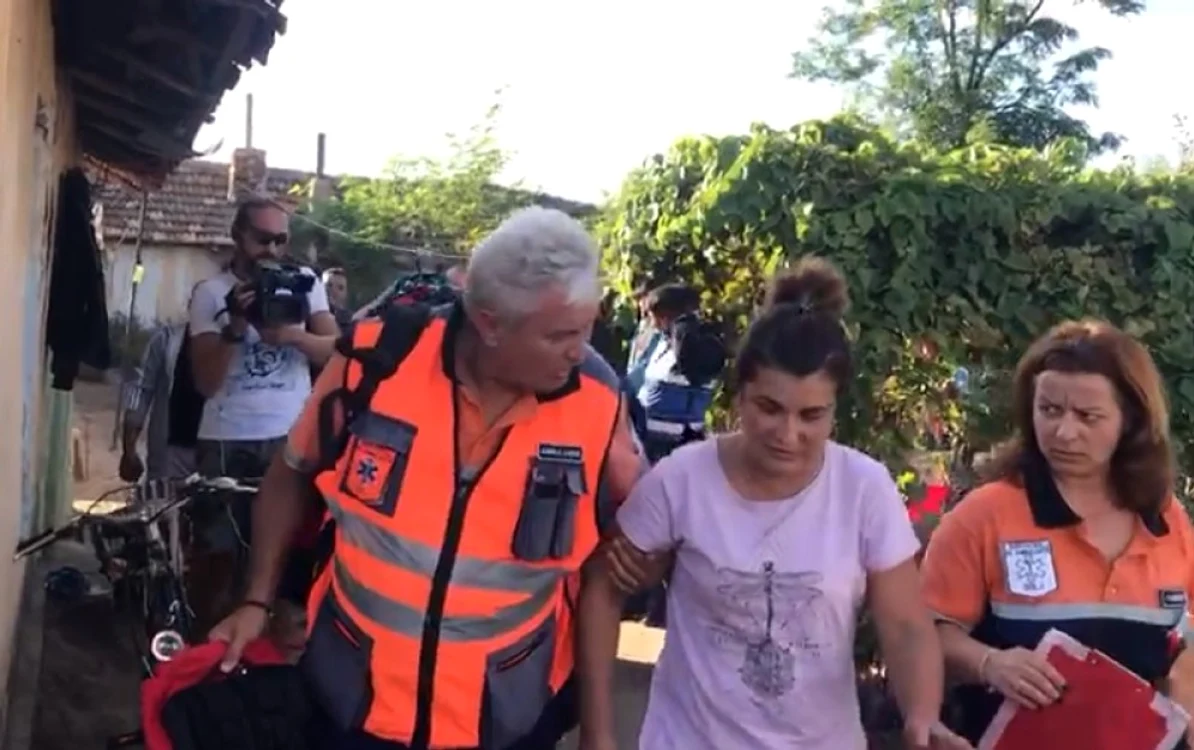
    Jandarmii s-au prezentat la locuința familiei Melencu pentru a o ridica pe mama Luizei Foto: Pro TV  