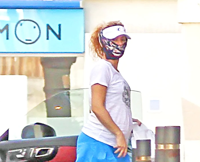 Vedeta şi-a acoperit faţa cu o basma în drum spre maternitate