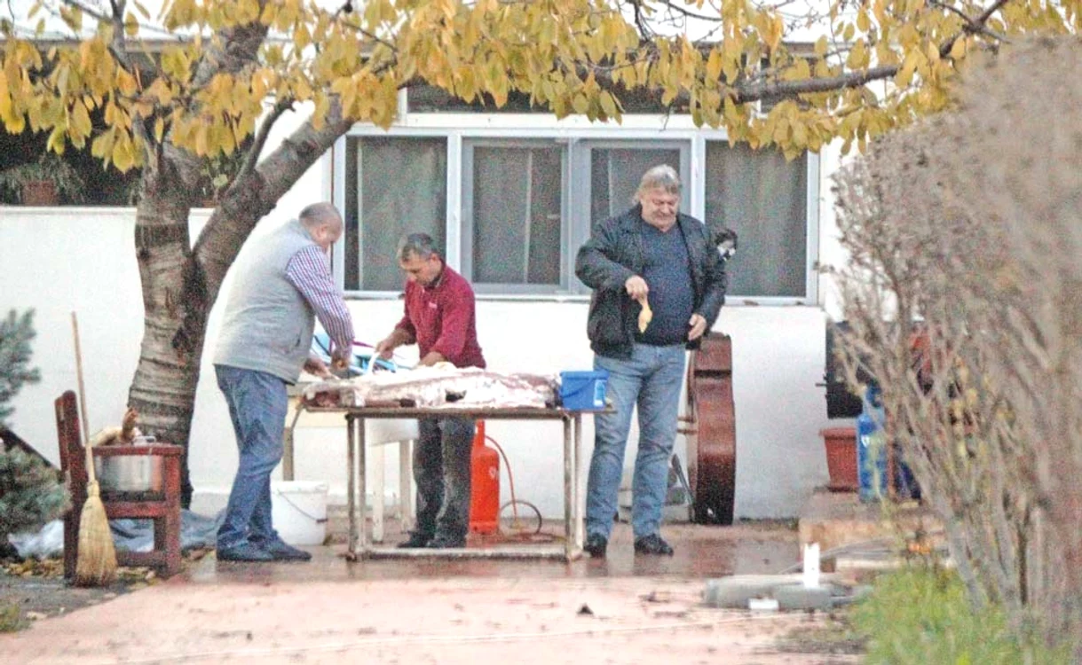 
    Fostul fotbalist a sărbătorit Ignatul mai devreme şi a fost acompaniat de tatăl lui Ciprian Marica la ospăţ  