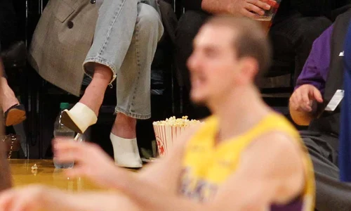 Kendall Jenner comes out to watch Blake Griffin at the Lakers game in LA jpeg