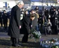Regele Carl Gustaf și Regina Silvia au adus omagii victimelor masacului de la Risbergska Campus. FOTO: Profimedia