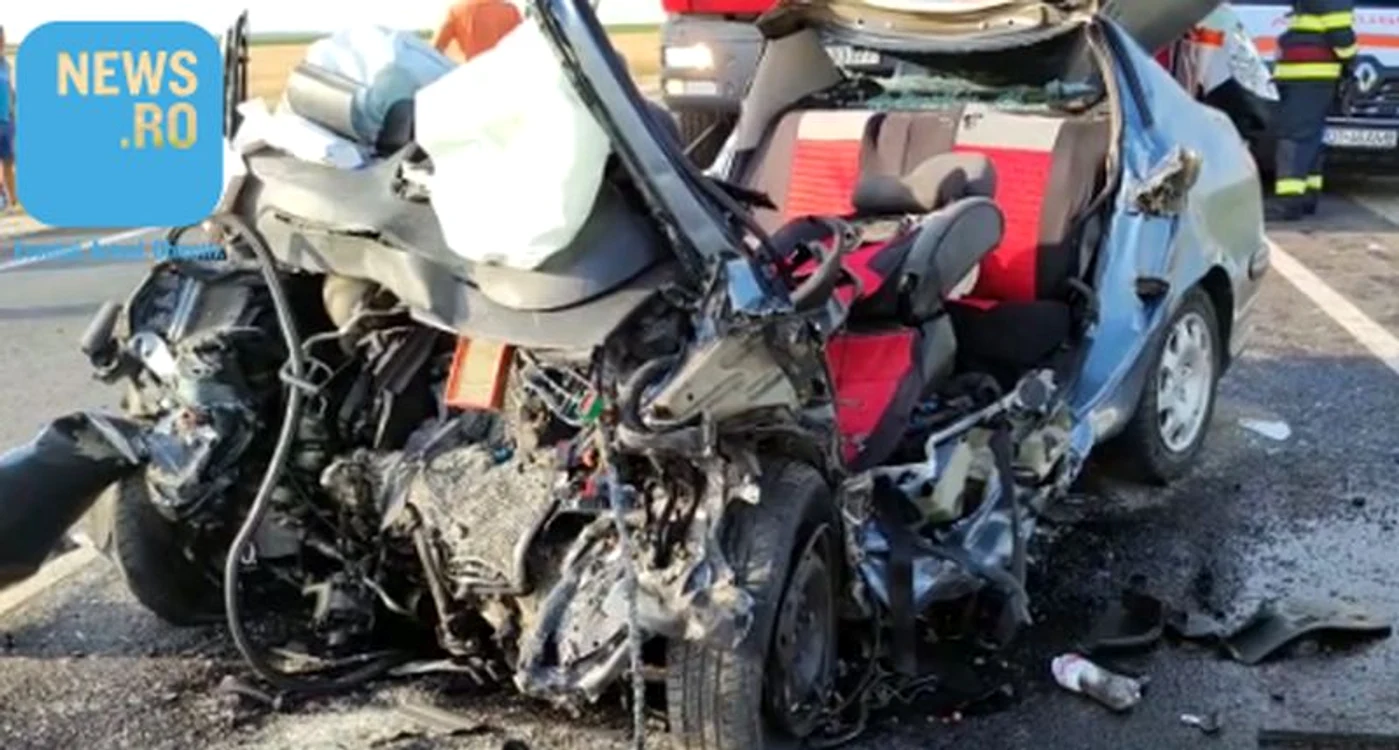 
    Trei persoane au murit după ce maşina în care se aflau a fost lovită de un autocamionFoto: News.ro  