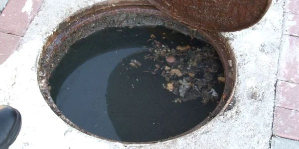 Subsol plin până la refuz cu refulare într-un cămin de vizitare FOTO expressde dunare.ro