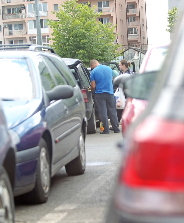 Bucureşteanul a ieşit din hipermarket cu două baxuri de ulei şi şi-a umplut rezervorulFoto: Mihai Ionescu