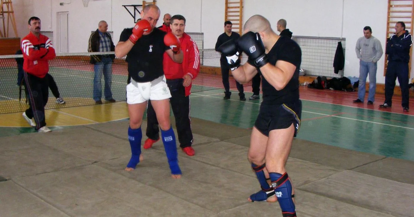 Full contact, la Poliţie