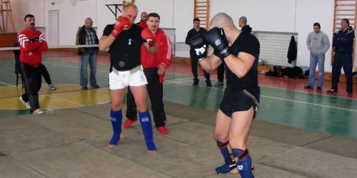 Full contact, la Poliţie