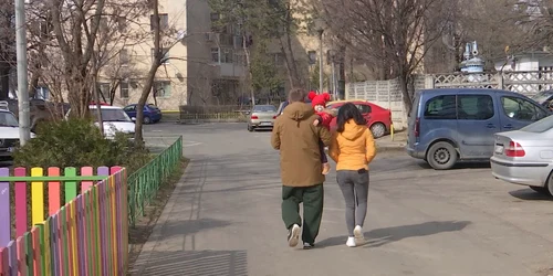 copil in brate buzau png