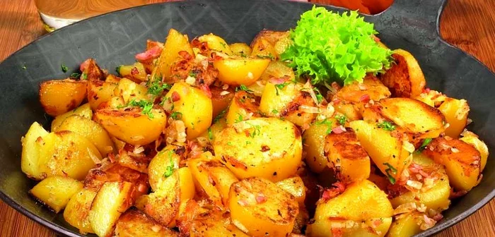 Începe weekendul cu o porţie zdravănă de cartofi cu bacon la tigaie!