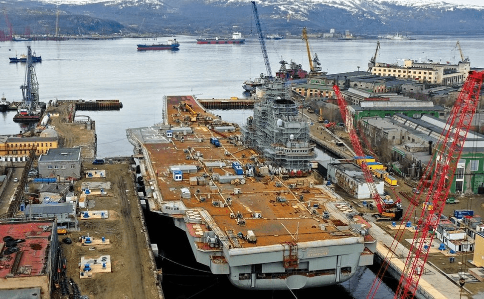 Singurul portavion al marinei ruse este atât de ruginit, încât nu se mai poate deplasa singur