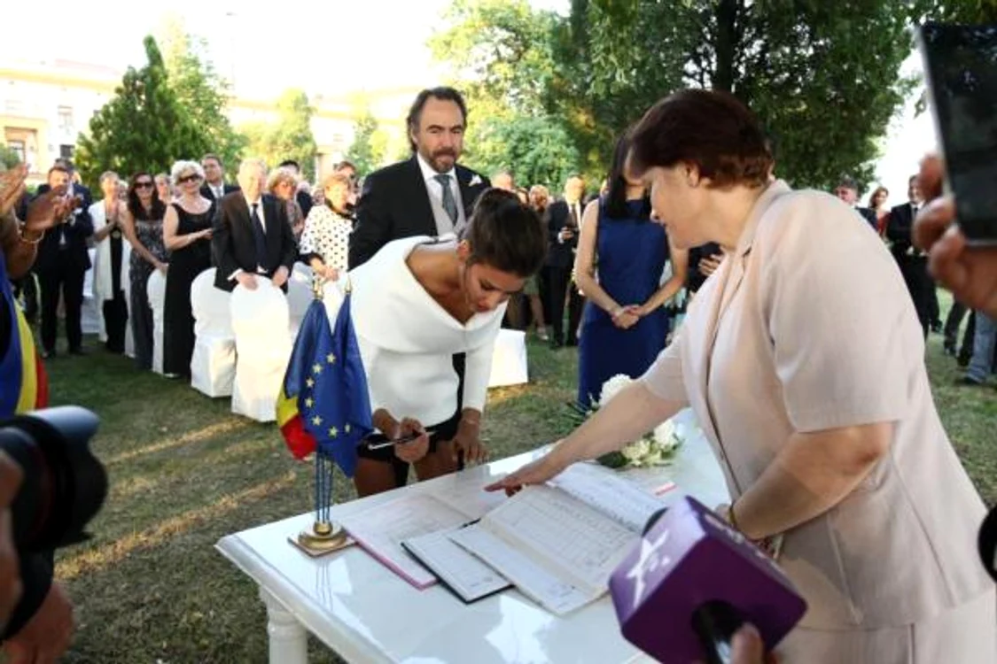Bobby Păunescu și Alice Peneacă s-au căsătorit civil în aer liber 
