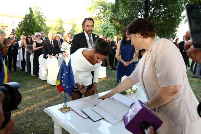 Bobby Păunescu și Alice Peneacă s-au căsătorit civil în aer liber 