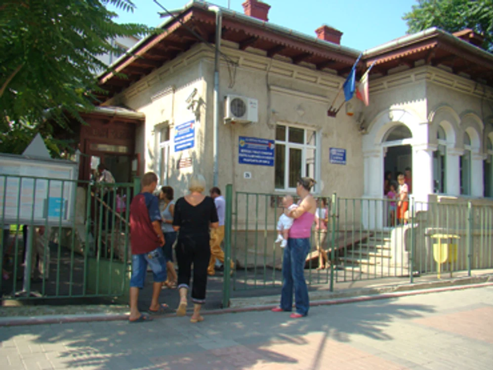 Botoşani: „Stranierii“ sufocă Serviciul Paşapoarte