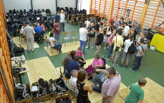 Scaunele rulante au fost donate de o asociaţie americană. FOTOPrimăria Braşov.
