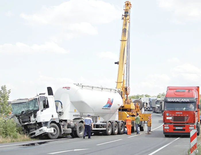 Cisterna a lovit mai întâi un autoturism, apoi a intrat pe contrasens în autocar