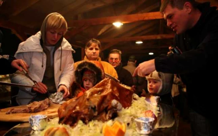 Mii de turişti ruşi şi ucraineni sărbătoreau Crăciunul şi Revelionul pe rit vechi pe Valea Prahovei FOTO Adevărul