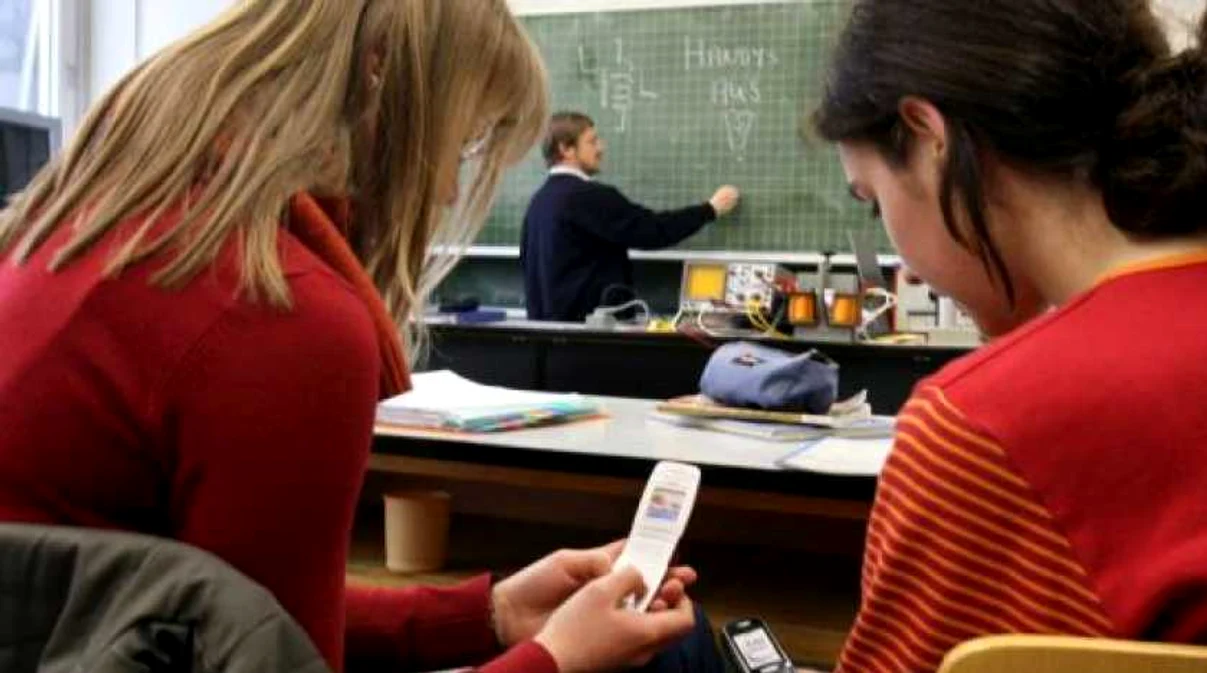 Elevi cu telefoane la școală