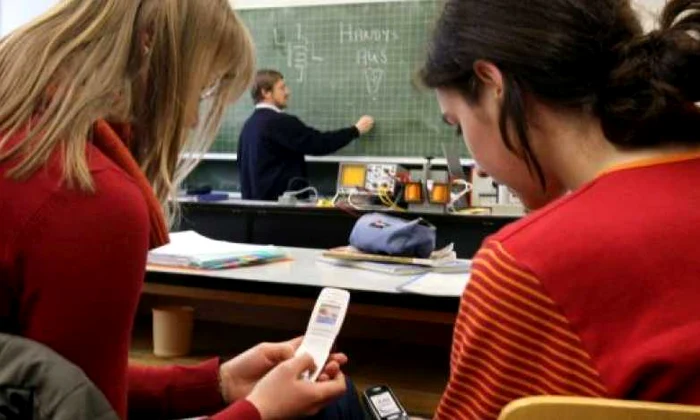 elevi telefoane mobile
