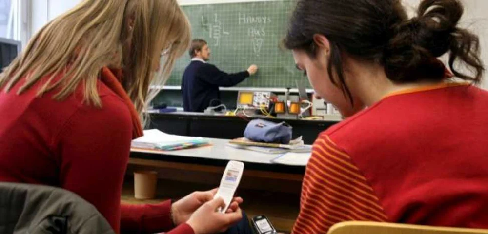 De ce ar trebui să fie interzise complet telefoanele pe toata durata școlii? 10 argumente!