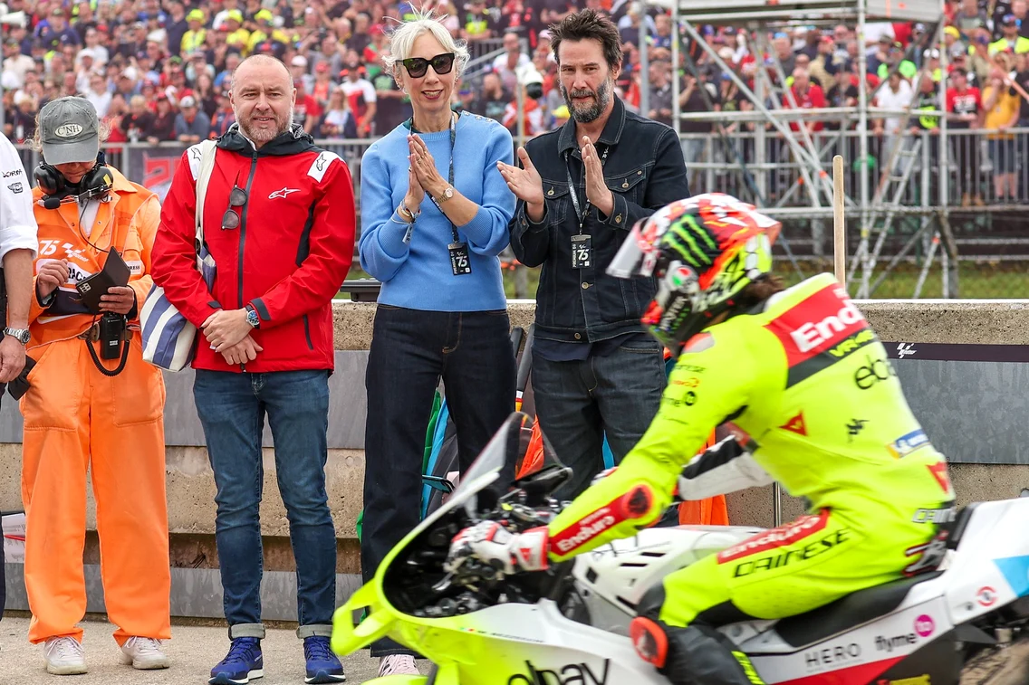 Keanu Reeves și iubita sa, Alexandra Grant la MotoGP Grand Prix în Germania. FOTO: Profimedia