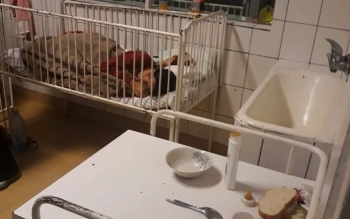 
    Scene teribile la Spitalul de Urgență din Craiova. O mămică doarme chircită în pătuț alături de copilul bolnavFOTO: adevarul.ro  