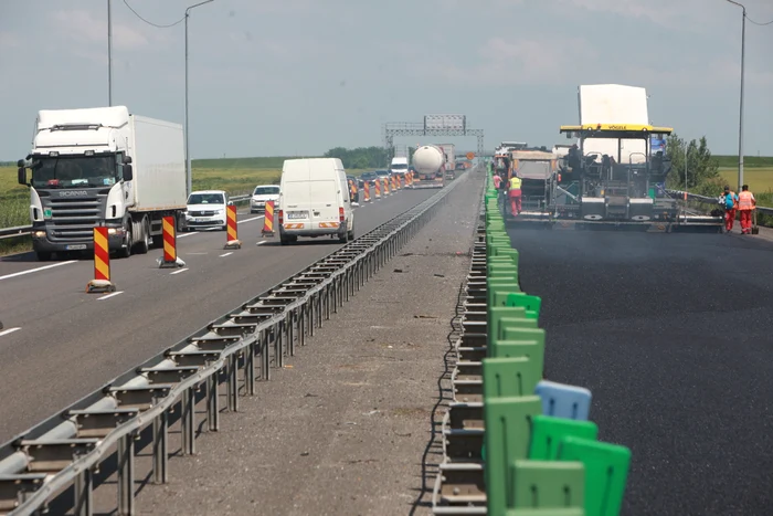 Pe o porțiune de 12 km se circulă pe câte o bandă, în ambele sensuri. Căile de rulare spre Litoral sunt închise pentru lucrări de reparație Fotografii: Sever Gheorghe