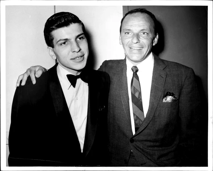 Frank Sinatra și fiul său care a fost răpit în 1964 / Sursa foto: NYP