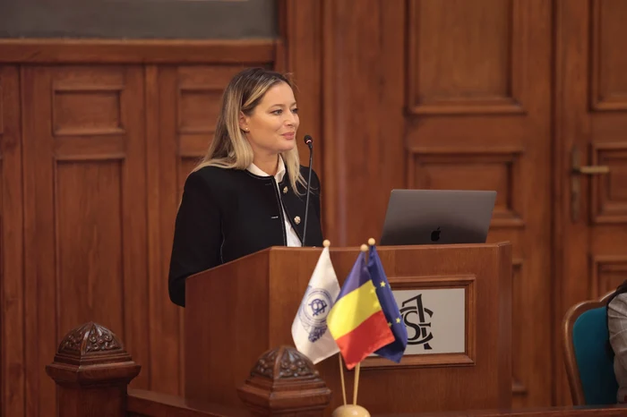 Laura Cosoi în Aula Magna de la ASE (3) jpeg