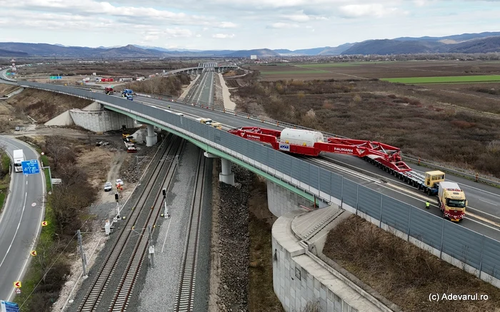 Convoiul agabaritic pe A1. Foto: Daniel Guță. ADEVĂRUL