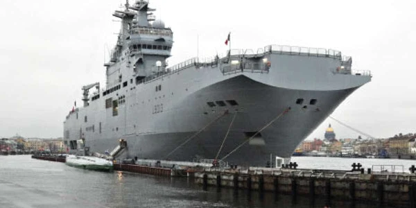 Franţa a ancorat nava Mistral la Sankt Petrsburg, pe râul Neva