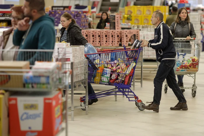 Persoane fac cumpărături într-un supermarket din București. FOTO: Inquam Photos