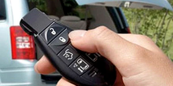 Românul activa dispozitivul de bruiaj iar maşina rămânea deschisă