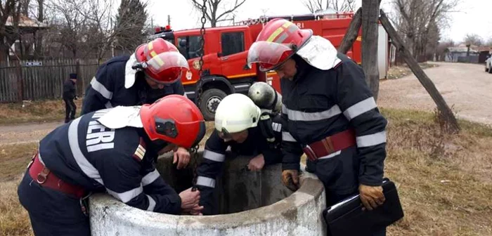 Bărbatul a fost salvat de militarii de la ISU FOTO Adevărul